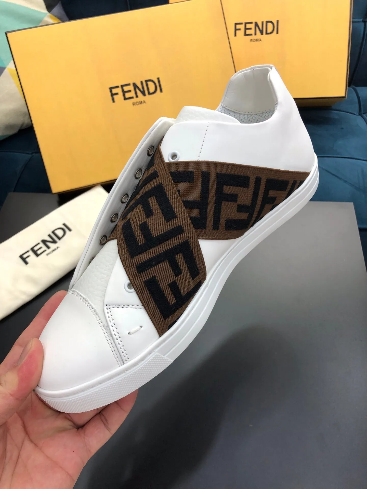 ¥380[Sun]FENDI Fendi classic comfortable men's slip-ons, this sophisticated sneaker is handmade from soft calfskin. Mesh inner surface, ultra-light rubber material and rough outsole. This unique thin style is suitable for the casual and exquisite sensibility of this season. It is comfortable and natural on the feet. It is an everyday style for spring and autumn leisure travel! 38/45